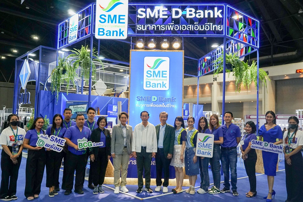 รมว.คลัง เยี่ยมชมบูธ SME D Bank ในงานมหกรรมการเงิน กรุงเทพฯ     