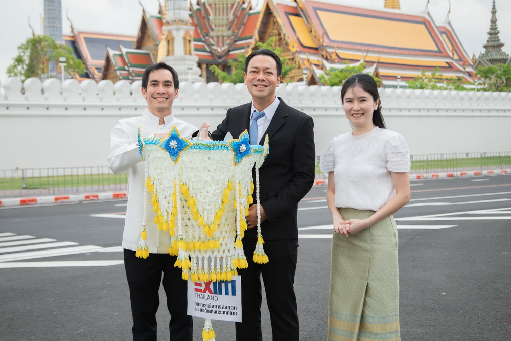 EXIM BANK ร่วมจัดโคมตราถวายพุทธบูชา   