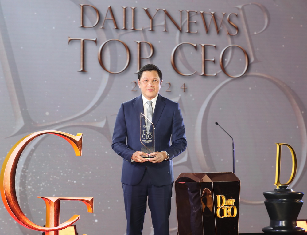 ผอ.ออมสิน รับรางวัล TOP CEO   