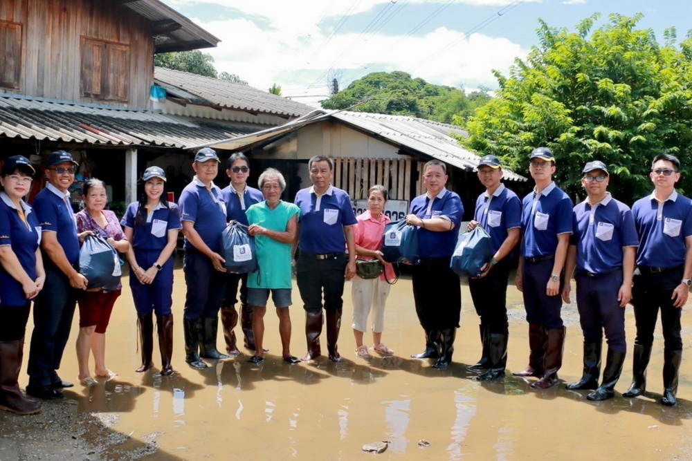 วิริยะประกันภัยส่งมอบถุงยังชีพและน้ำดื่มบรรเทาทุกข์     