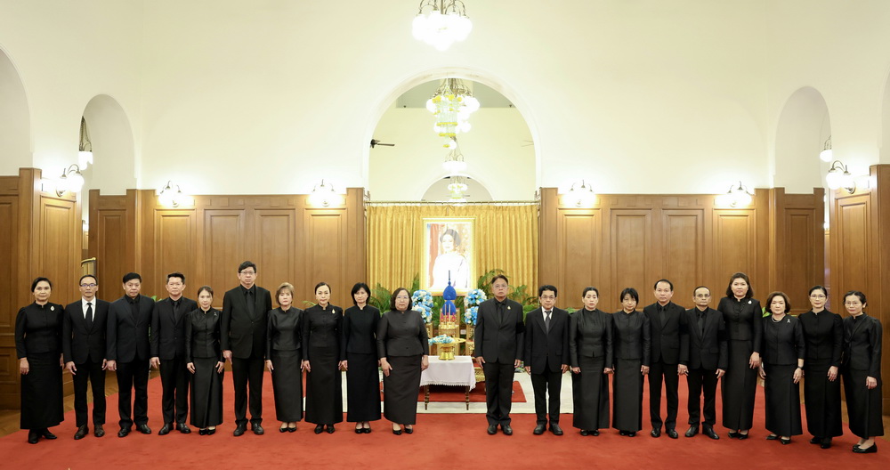 ออมสิน ถวายพวงมาลัย ลงนามถวายความอาลัย แด่     