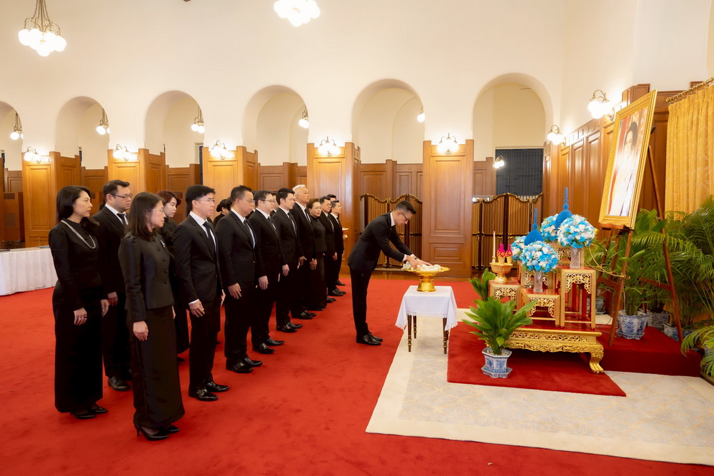 เมืองไทยประกันชีวิต นำคณะผู้บริหารลงนามถวายความอาลัย ถวายสักการะเบื้องหน้า